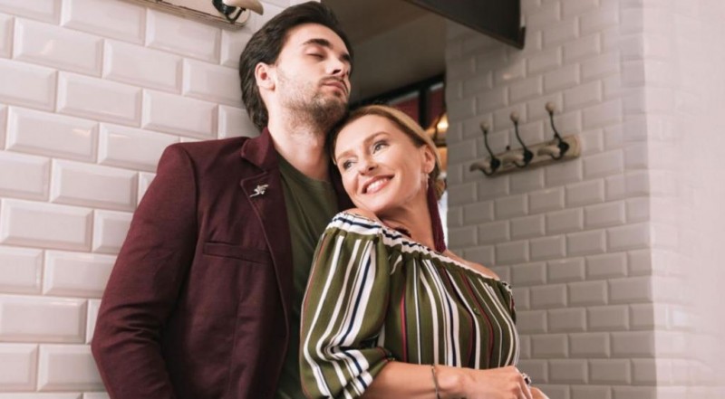 Quels sont les avantages de sortir avec une femme plus âgée ?